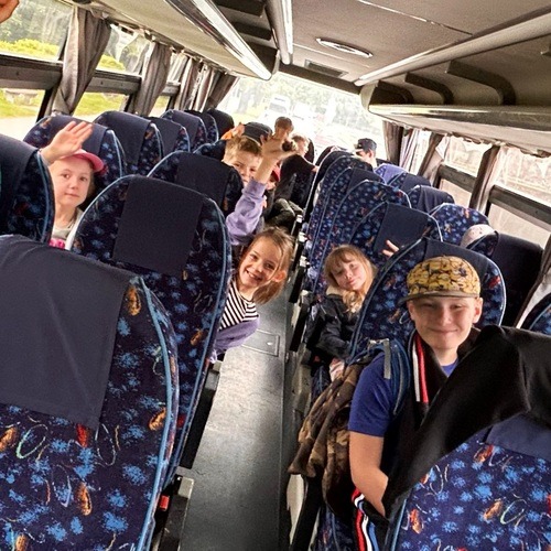 Děti ve školním autobusu Erazim